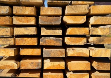 Tahtaların arka planı, tahta uçtan uca uzanıyor. Ahşap inşaat konsepti. Ön manzara. yakın plan.