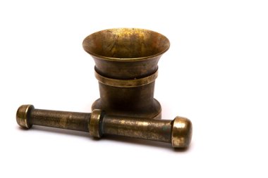 Kahve çekirdeklerini öğütmek için kullanılan eski model bakır havan. Doğal kahvenin elle hazırlanması. beyaz arkaplan.