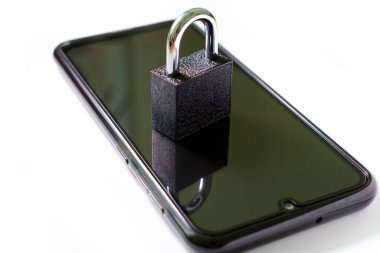 Akıllı telefondaki asma kilit, beyaz arka plan. Virüse karşı akıllı telefon koruması kavramı. engelleme.