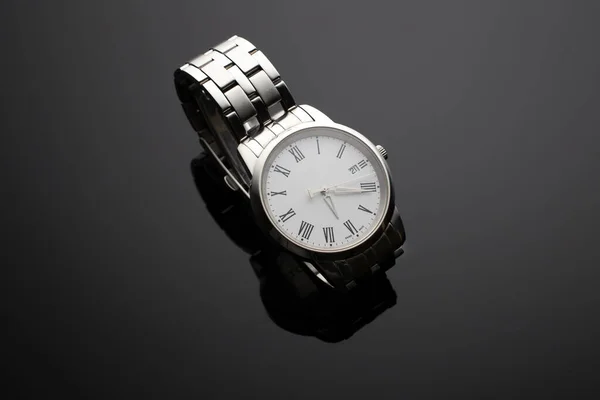 Relógio Pulso Dos Homens Com Mostrador Branco Algarismos Romanos Aço — Fotografia de Stock