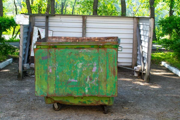 Zelený kontejner na odpadky na ulici. close-up. — Stock fotografie