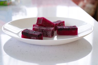 Doğal yaban mersini ve agar marmeladı, beyaz bir tabakta, sağlıklı beslenme konsepti, çay molası.