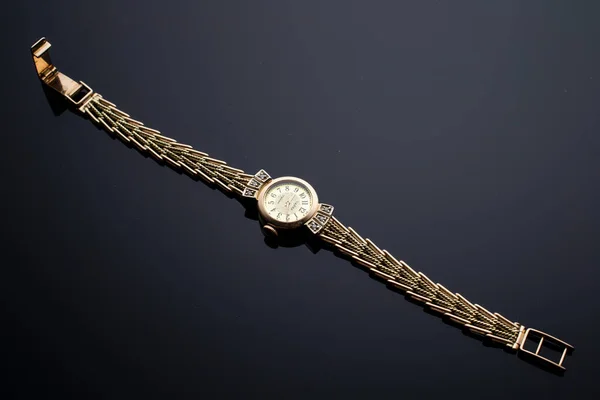Relógio Pulso Ouro Feminino Moda Fundo Escuro Conceito Uma Vida — Fotografia de Stock