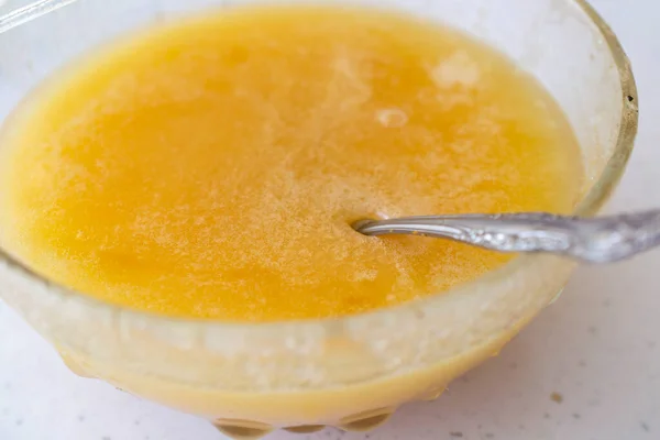 一碗糖蜜 一个浸在蜂蜜中的勺子 健康饮食概念 — 图库照片