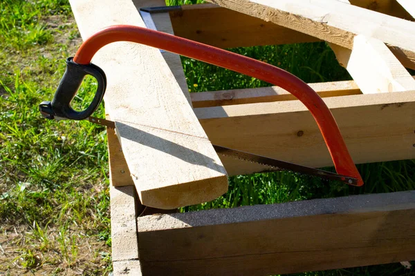 Met Behulp Van Een Handzaag Zaagborden Houten Huis Bouw Concept — Stockfoto