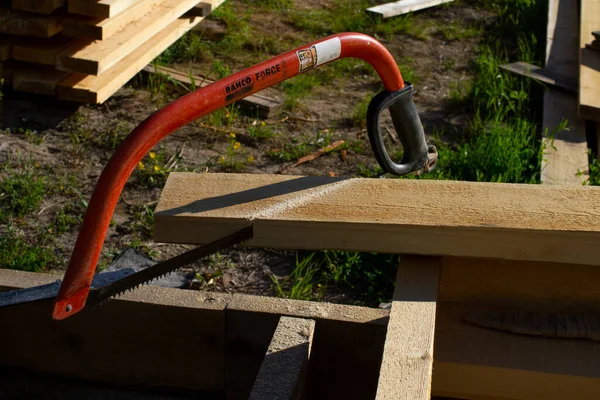 Pomocą Piły Ręcznej Desek Piłowania Koncepcja Budowy Drewnianego Domu — Zdjęcie stockowe