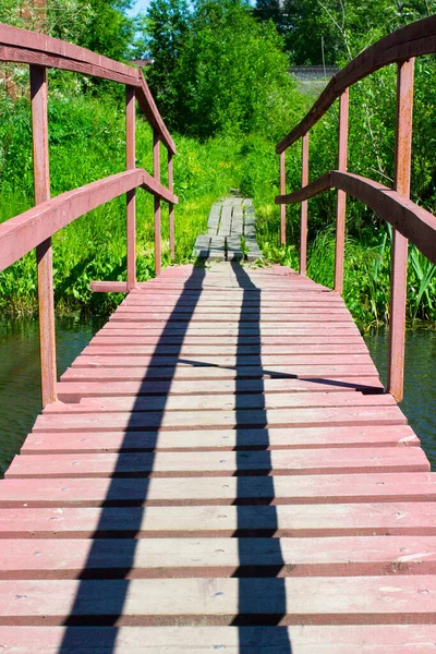 Puente Madera Sobre Estanque Día Soleado Descanso Campo Viaje Naturaleza — Foto de Stock