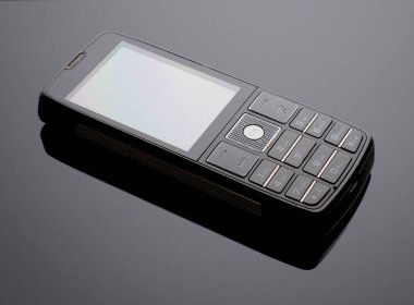 Karanlık bir arka planda eski bir düğmeli cep telefonu. beyaz arkaplan.