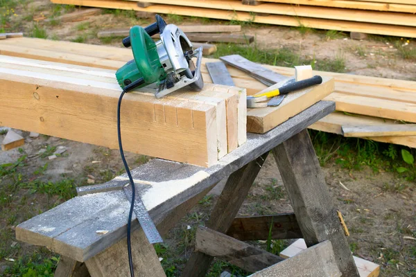 Sur Les Planches Trouve Une Boîte Outils Scie Circulaire Électrique — Photo