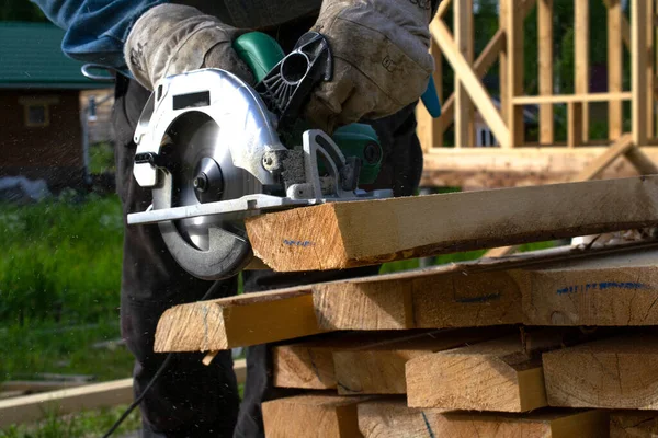 Constructeur Scie Une Planche Avec Une Scie Circulaire Électrique Concept — Photo