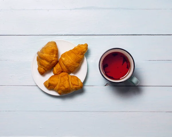 Thé Chaud Avec Croissants Sur Une Table Bois Couleur Bleue — Photo