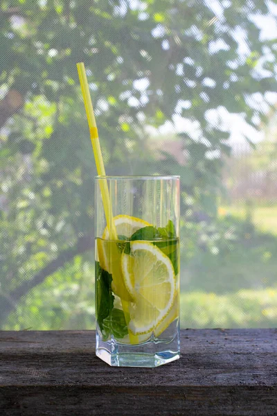 Boisson à la limonade estivale rafraîchissante maison avec tranches de citron et menthe. — Photo