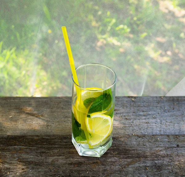 Boisson à la limonade estivale rafraîchissante maison avec tranches de citron et menthe. — Photo