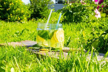 Sıcak bir yaz gününde iki kavanoz buz gibi limonata.