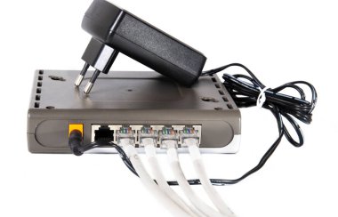 Ağ anahtarı HUB ve ethernet kablolar LAN güç kaynağı ile.