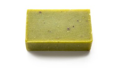 Beyaz arka planda yeşil kare zeytin sabunu. maket kopyalama alanı.