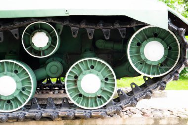 Rus tankına, tank pistine ve silindirlerine yakın çekim.