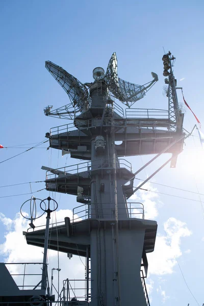 Nave de guerra mástil. Los pararrayos y datos de onda corta y onda larga de la antena. radar vigilancia aérea.. — Foto de Stock