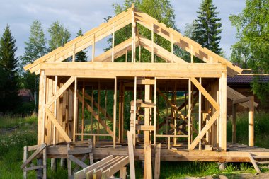 Rusya 'da çerçeveli evler inşa ediliyor. Enerji tasarrufu yapan evler. Modern eğilimler. Boşluğu kopyala.