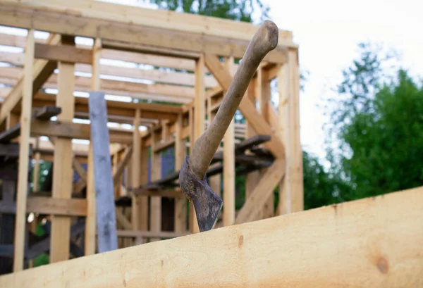 Egy Balta Beragadt Egy Fából Készült Gerendába Egy Faházat Építettek — Stock Fotó