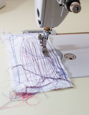 Dikiş makinesi, tek kullanımlık tıbbi maskeler. Virüs koruması. Boşluğu kopyala