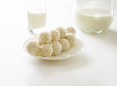 Tabaktaki beyaz hindistan cevizli trüf mantarları pencere gölgesine karşı. kopyalama alanı. düz yat.