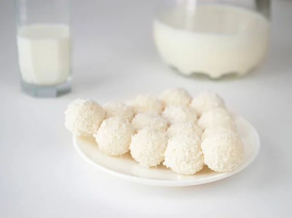 Witte Chocolade Kokostruffels Een Bord Tegen Achtergrond Van Raamschaduw Kopieer — Stockfoto