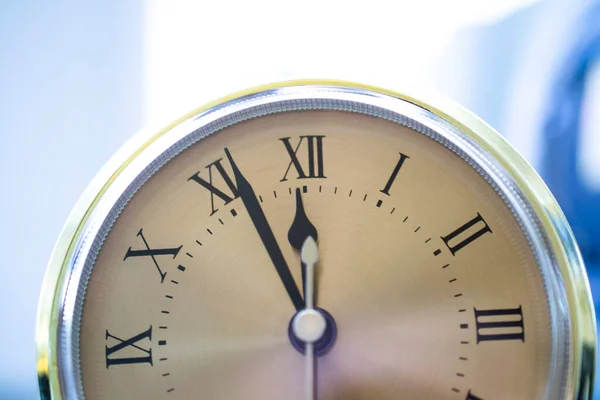 Relógio Com Algarismos Romanos Cinco Doze Novo Ano Novo Conceito — Fotografia de Stock