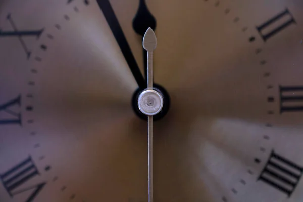 Relógio Com Algarismos Romanos Cinco Doze Novo Ano Novo Conceito — Fotografia de Stock