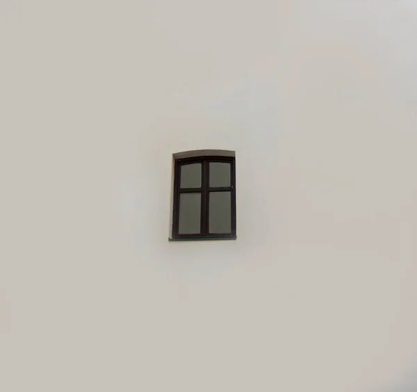 光の壁に対する孤独な小さな窓 コピースペース — ストック写真