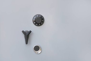 Şifre ve kilit tuşları olan güvenli bir kapı. Mali durumun korunması, katkı payı. Boşluğu kopyala