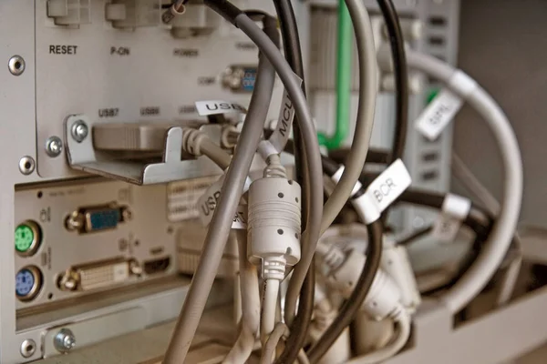 Muchos Cables Conectados Una Computadora Industrial Concepto Desarrollo Alta Tecnología — Foto de Stock