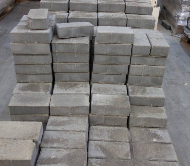 Gri tuğlalardan oluşan bir destenin arka planı. İnşaat konsepti Boşluğu kopyala.