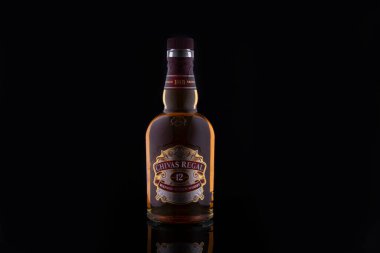Chivas Regal viski şişesi koyu arka planda.
