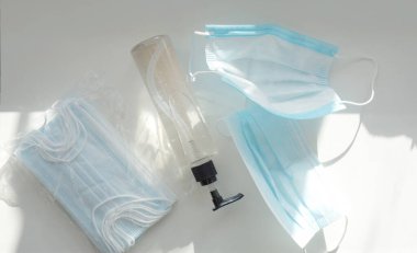 Mikrop koruması ve jel alkolü için mavi maske ya da virüsten korunmak için el dezenfektanı spreyi.