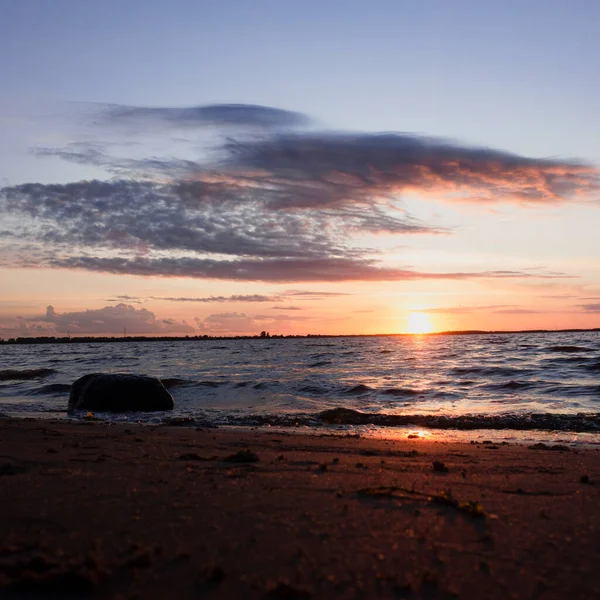 日没の川の反射水の風景。夕日の川 — ストック写真