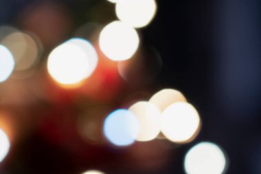 Noel, Yeni Yıl, Noel akşamları ışık çelenkleri yüzünden bulanık arka plan. kopyalama alanı, montaj tasarımı veya içeriği.