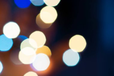 Noel, Yeni Yıl, Noel akşamları ışık çelenkleri yüzünden bulanık arka plan. kopyalama alanı, montaj tasarımı veya içeriği.
