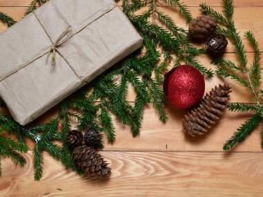 Noel kompozisyonlu ahşap masa hediye, gümüş Noel süslemeleri, çam kozalakları. Kopyala cpace, Düz yatay, üst görünüm