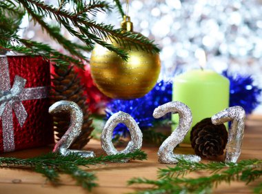 2021 numara ve yılbaşı ağacı ve koni dalları olan altın top, bulanık ışıkların arka planına karşı. Yılbaşı ve yeni yıla hazırlık konsepti. Boşluğu kopyala.