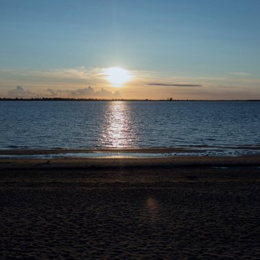 Gün batımı nehir yansıması su manzarası. Gökyüzünde örtüler, nehir gün batımı manzarası