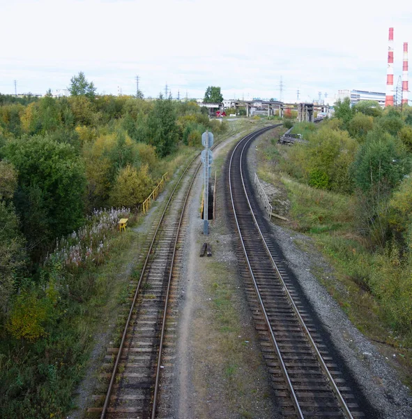 Uzun Boruları Olan Fabrikaya Giden Demiryolu Üretim Üstteki Görünüm — Stok fotoğraf