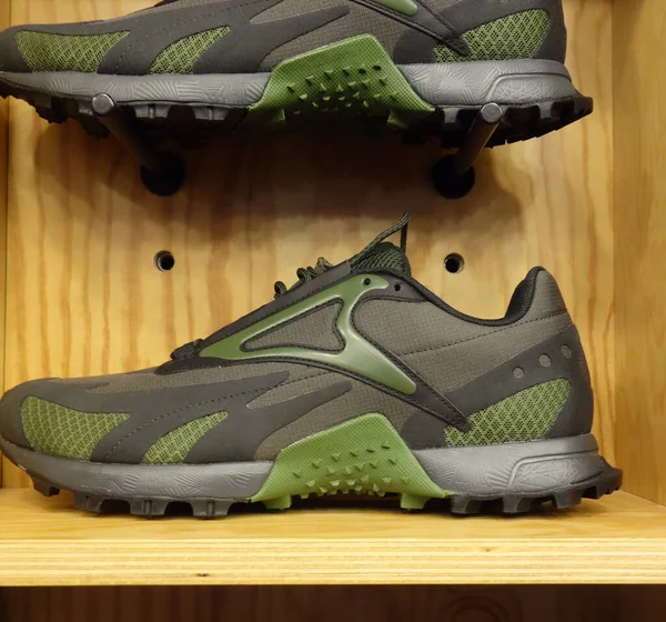 Spor Ayakkabı Mağaza Camında Yeşil Gri Ahşap Arka Plan Spor — Stok fotoğraf