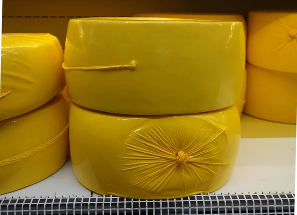 在商店的架子上挂着一个黄色包装的乳酪轮 包装模板 复制空间 — 图库照片
