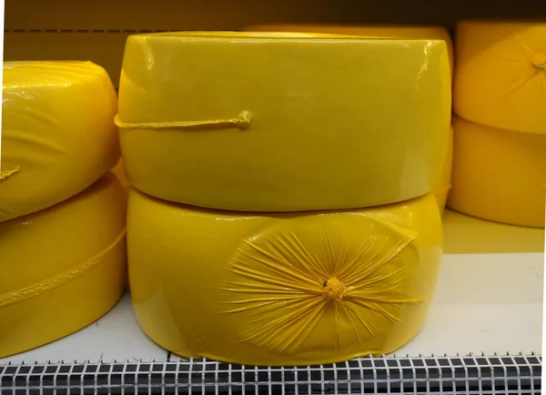 Sur Une Étagère Dans Magasin Une Roue Fromage Dans Emballage — Photo