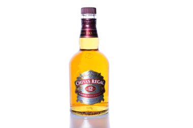 Arkhangelsk Rusya 2020 28 Regal viski şişesi ve koyu arkaplan buzlu cam. Chivas Regal popüler viskinin ünlü bir markasıdır..
