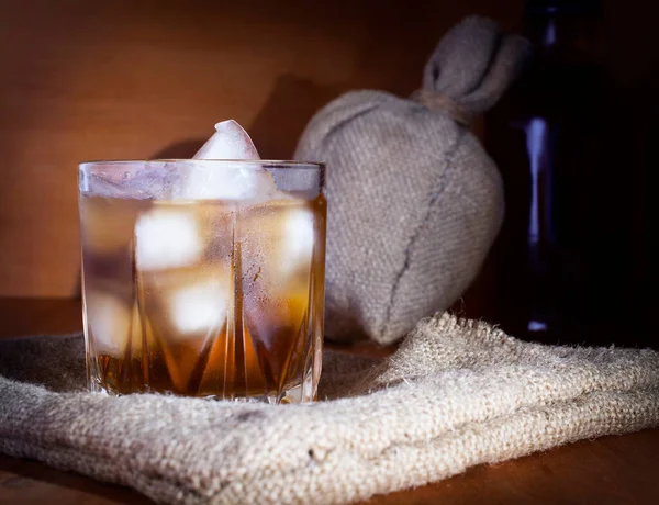 Bicchiere Misted Whisky Con Ghiaccio Uno Sfondo Iuta Nella Bottiglia — Foto Stock