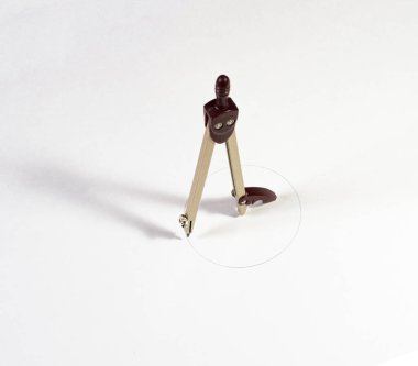 Pusula Whatman kağıdına daire çizer. Çizimler, ölçü hassasiyeti, okul. maket yap, boşluğu kopyala.