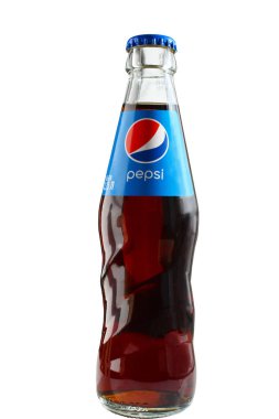 Arkhangelsk, Rusya - 09 / 18 / 2020: beyaz arka planda cam şişe Pepsi Cola MAX 0.5 litre. Beyaz arka planda izole edilmiş meşrubat şişesi.