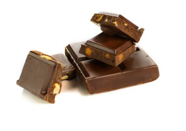 Kırık siyah çikolata blokları beyaz arka planda izole edilmiş.